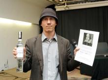 Mikó Csaba az Apátlanok szerzője a Vilmos-díjjal
